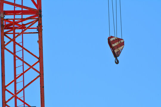 Una gru in un cantiere edile con il cielo blu sullo sfondo.