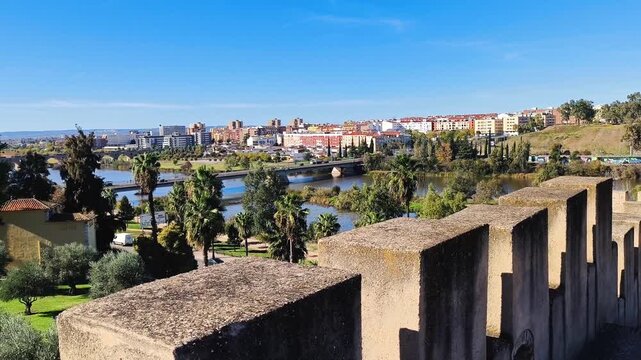 Panor&aacute;mica de Badajoz desde la Alcazaba y las almenas de su muralla con vistas al r&iacute;o Guadiana
