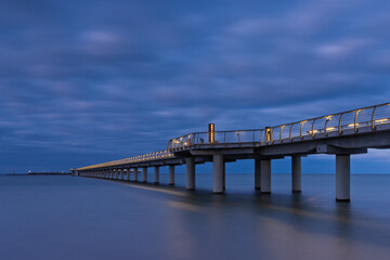 Beleuchtete Seebr&uuml;cke im Ostseebad Prerow zur Blauen Stunde