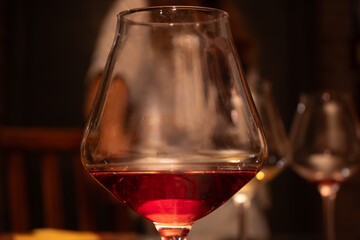 copas de vino tinto y blanco durante una cata y degustacion en San Juan, Argentina, mostrando manos, unión y experiencia sensorial en bodega.