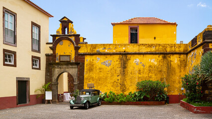 Vintage Car at Forte de São Tiago in Funchal, Madeira - Horizontal shot | Zabytkowy samochód w Forte de São Tiago w Funchal na Maderze - ujęcie poziome