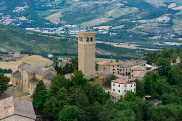 Obraz premium San Leo Overlooking the Rolling Hills of Montefeltro
