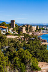 Naklejka premium La Napoule Castle on the Mediterranean with a mountainous backdrop from the heights of Mandelieu-la-Napoule