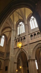 Belle perspective sur la nef et les vitraux de la cath&eacute;drale Saint-B&eacute;nigne de Dijon