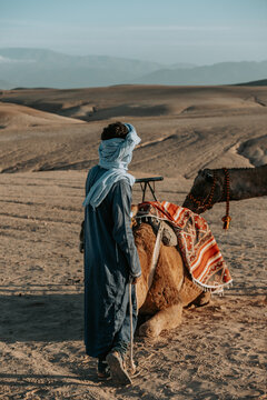 Un arabe dans le d&eacute;sert avec son dromadaire 