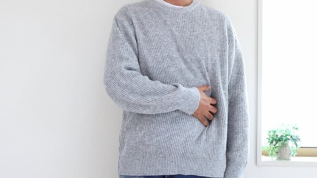 痒いお腹をかく男性（日本人、30代、顔無し）