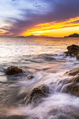 Sonnenuntergang auf der Insel Otok Lopud, Elafiten, Dalmatien, Kroatien, mit Felsen und Gischt