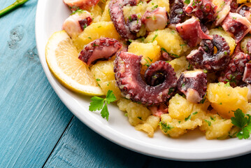 Insalata di polpo e patate, ricetta mediterranea, cibo italiano 