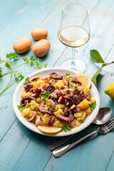 Insalata di polpo e patate, ricetta mediterranea, cibo italiano 