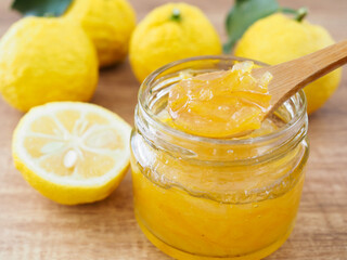 新鮮な柚子の実と手作りの柚子ジャム