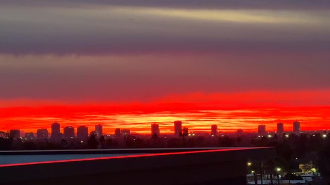 Atardecer con cielo rojo y edificios.