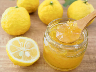 新鮮な柚子の実と手作りの柚子ジャム