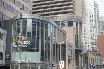 Fototapeta premium exterior of Yonge Eglinton Centre incl Cineplex Cinemas Yonge-Eglinton 2300 Yonge St, Toronto