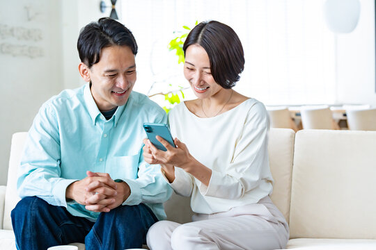 スマホを見るカップル, 夫婦, 恋人, 