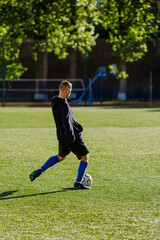 Obraz premium A male player swings to hit the ball in front of him