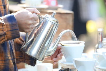 コーヒーを淹れる男性