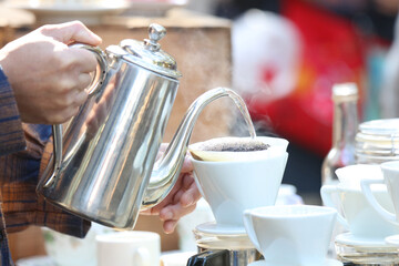 コーヒーを淹れる男性