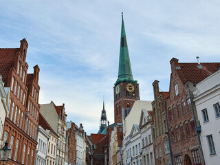Die Stra&szlig;e Engelsgrube in Lübeck mit Jacobikirche