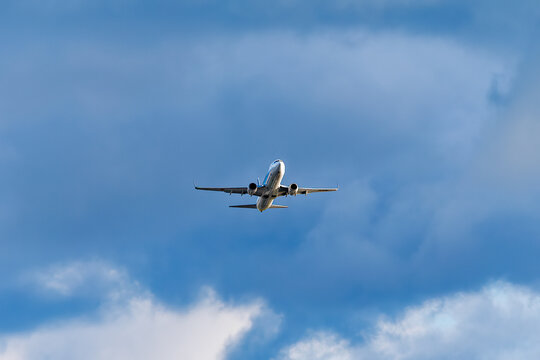 那覇空港から離発着する旅客機。
沖縄県那覇市那覇泊港
沖縄の海の玄関口、那覇泊港。
慶良間諸島の座間味島等へゆく高速ジェットフェリー。
クイーンざまみ3号に乗船した。
2025
