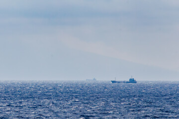 片瀬白田の海岸線。沖に伊豆諸島が見えている。
伊豆半島の海岸線を走る列車、伊豆急行線の車窓からの風景
静岡県伊豆半島、伊豆急行線車内 - 2025年
