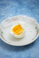 お皿のゆで卵