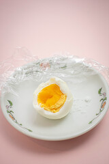 お皿のゆで卵