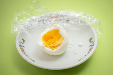 お皿のゆで卵