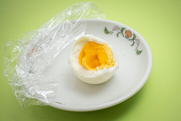 お皿のゆで卵