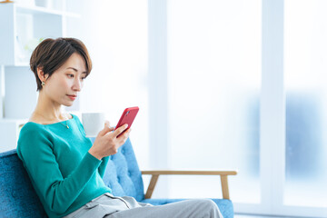 smartphone, smart phone, woman, sns, email, video, news, casual, stylish, japanese, asian, app, social media, search, message, word of mouth, campaign, sale, point, coupon, site, watch, mobile phone, 