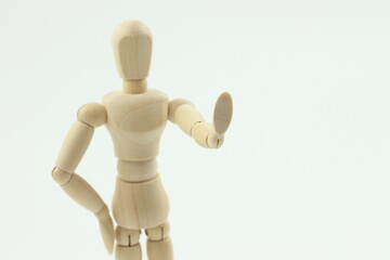 シンプルな背景で表現する停止のポーズ