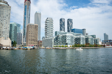 Obraz premium A panoramic view of a stunning cityscape taken from the tranquil water.