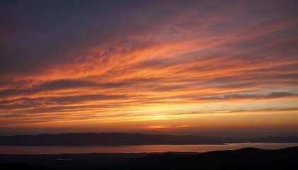 Obraz premium Wide panoramic sunset sky over a flat horizon