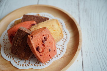 チョコ・ベリー・バターなど色の異なる焼き菓子を数種盛り合わせたクッキープレート。素材感と焼き色が美しく、ギフト提案・レシピ記事・オンラインショップ商品カットにも使えるバリエーション素材。