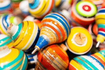 Los trompos de madera y colores son nuevos..