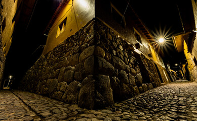 Fototapeta premium A narrow alleyway with a light shining on it