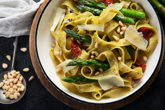 Vegetarian vegan green pasta, Fettuccine pasta with pesto sauce. Healthy food.
