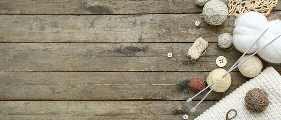 Obraz premium Yarn balls and knitting accessories on wooden background