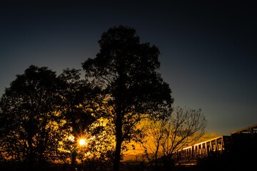 夕暮れ時の鉄橋