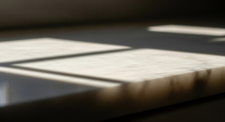 大理石の表面に差し込む柔らかい自然光が作る穏やかな影のコントラスト