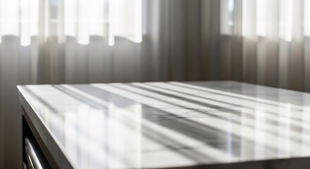 明るい室内、カーテン越しの光がテーブルを照らす静かな空間