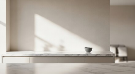 穏やかな日差しが差し込む、静かでミニマルなキッチンスペースの写真