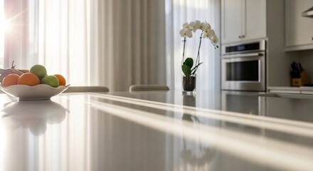 明るいキッチン：果物、花、自然光が差し込む快適な空間の静物写真