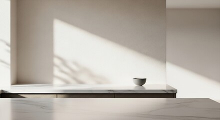 白い壁に差し込む光と静かなキッチンカウンター上の小さな器