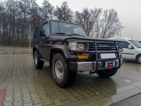 Polska, Ostrowiec Świętokrzyski, 17 listopada 2025, 12:09. TOYOTA LAND CRUISER &ndash; kanciasty samoch&oacute;d terenowy w dobrym, starym stylu. Pojazd charakteryzuje się solidną,  konstrukcją i ciemnym kolorem 