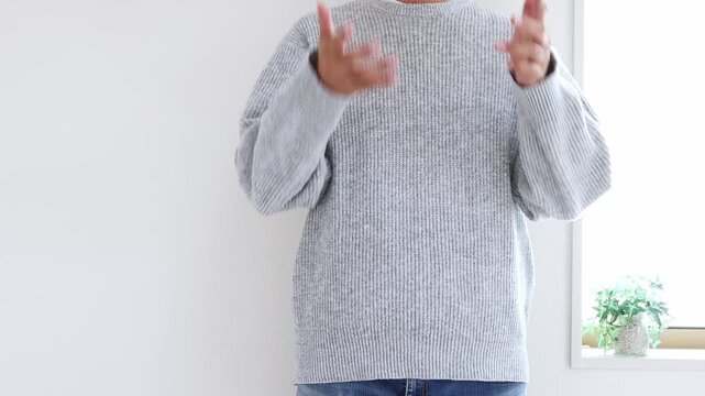 地球儀を投げて受け取る男性（日本人、30代、顔無し）