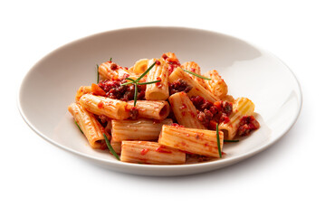 Piatto di tortiglioni al ragù di manzo, isolato su fondo bianco - pasta Italiana 