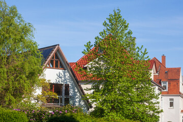 Modernes Wohngebäude mit Giebel im Grünen im Frühling, Bremerhaven, Bremen