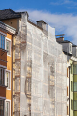 Baustelle, Baugerüst, Altbau, Wohngebäude, Sanierung, Renovierung, Innsbruck, Tirol, Österreich