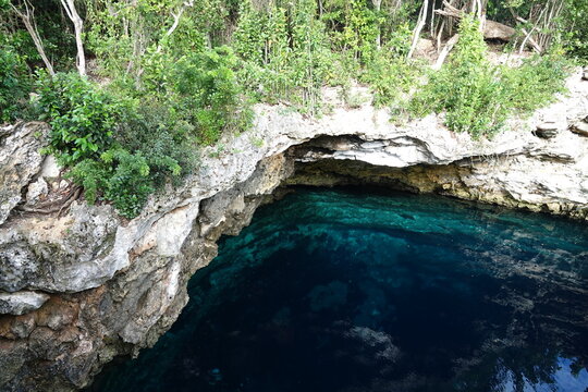 Sapphire Blue Hole, Eleuthera, Bahamas