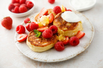 Cottage cheese patties with raspberry and honeycomb